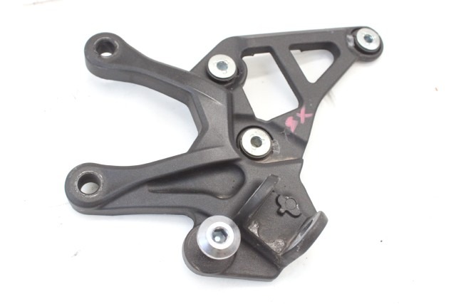 KAWASAKI Z 900 35063139918R STAFFA PEDANA ANTERIORE SINISTRA ZR900F 2022 FRONT LEFT FOOTREST HOLDER